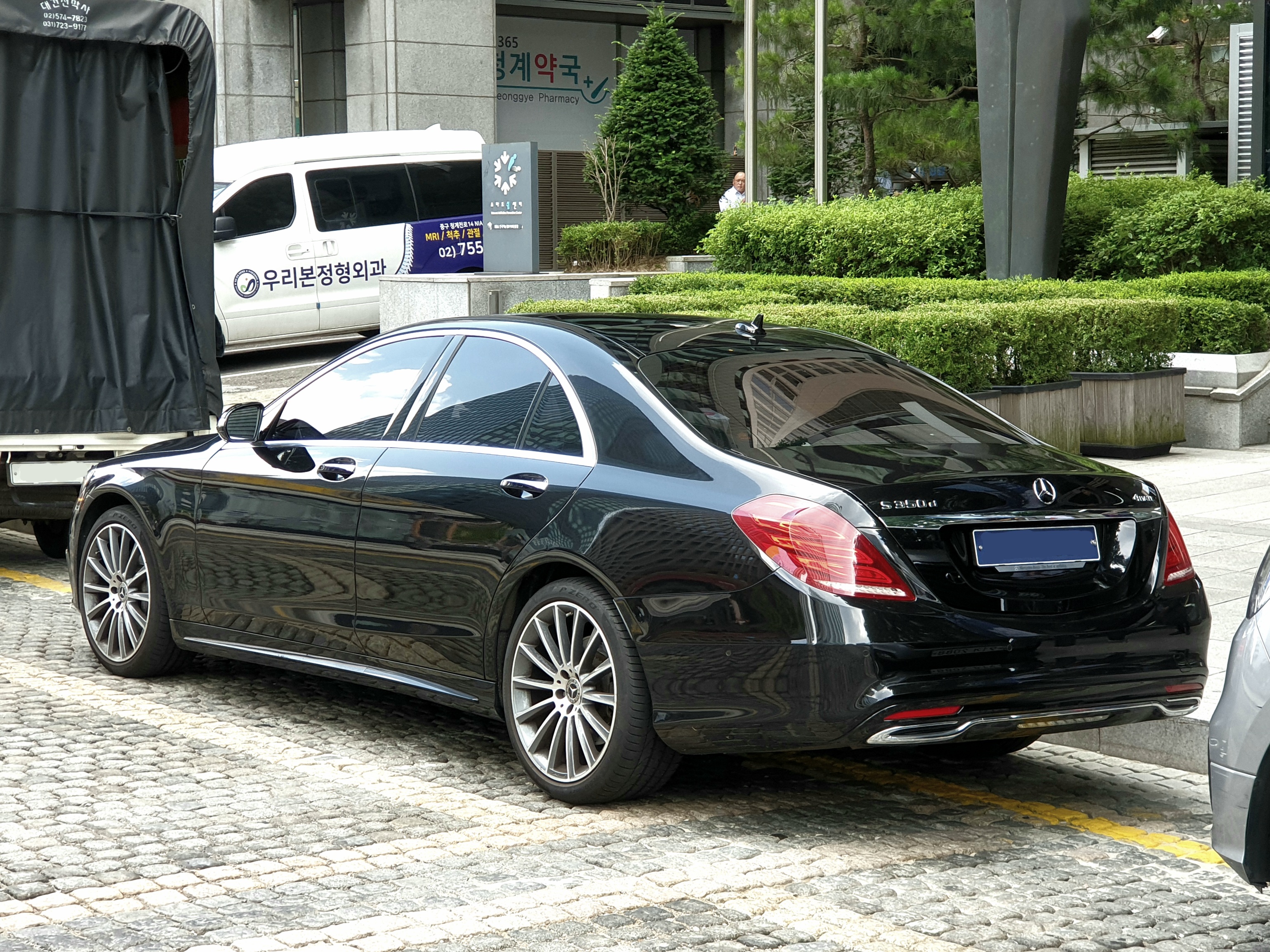 Mercedes-Benz S-Class AMG — view 3